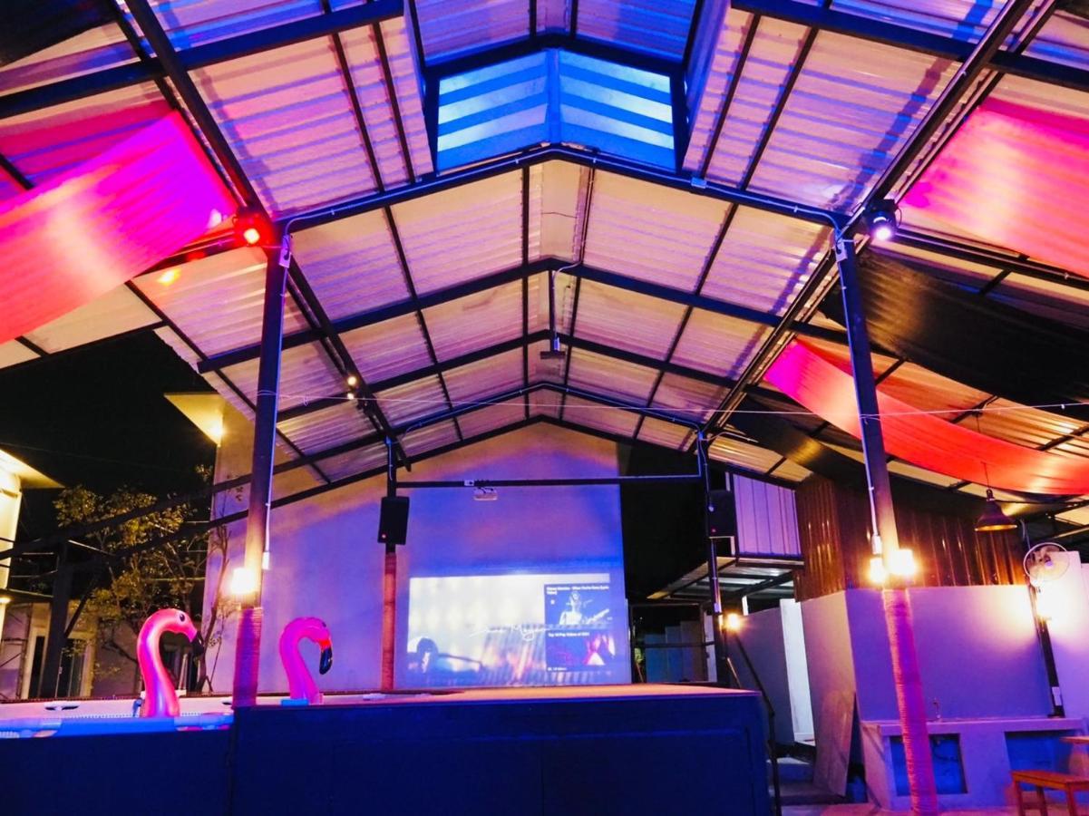 Wild Ones Hostel Бангкок Экстерьер фото